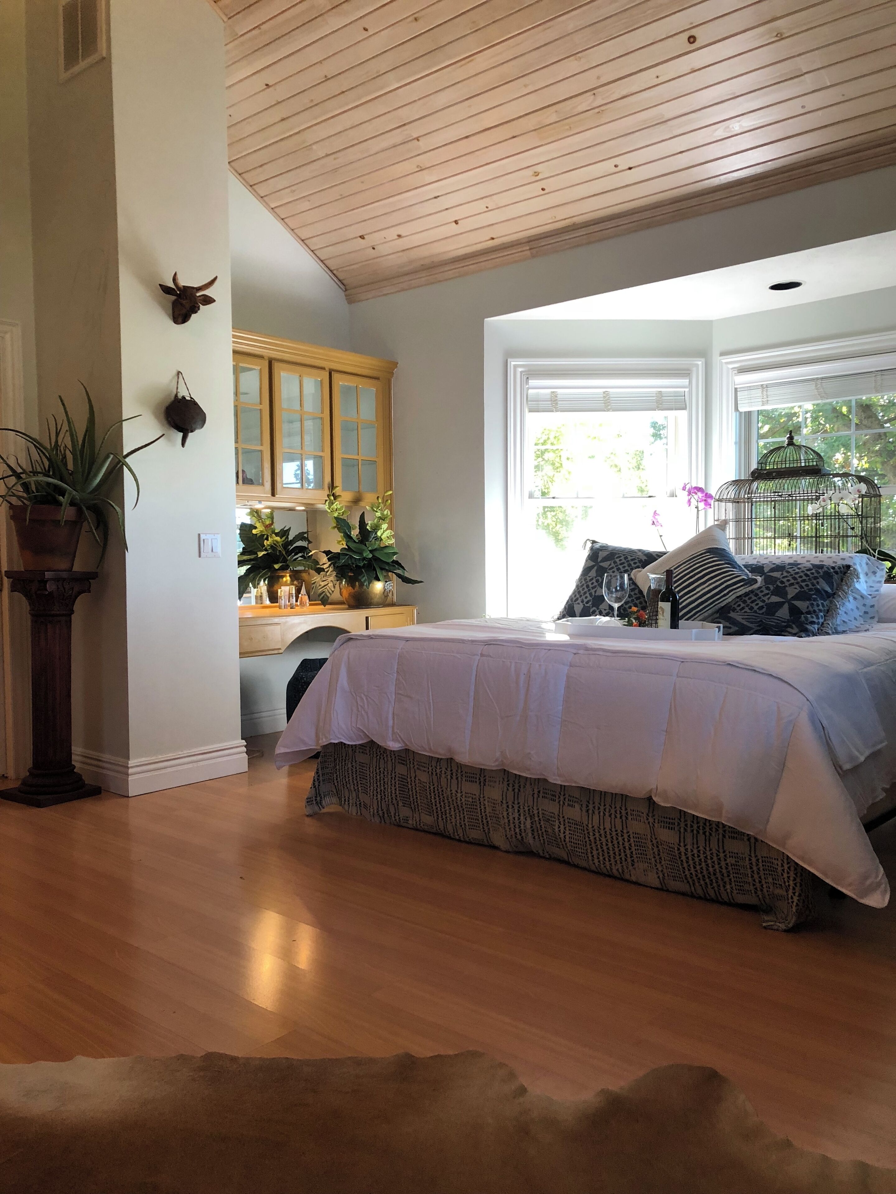 2 bedrooms, desk, WiFi, bed sheets