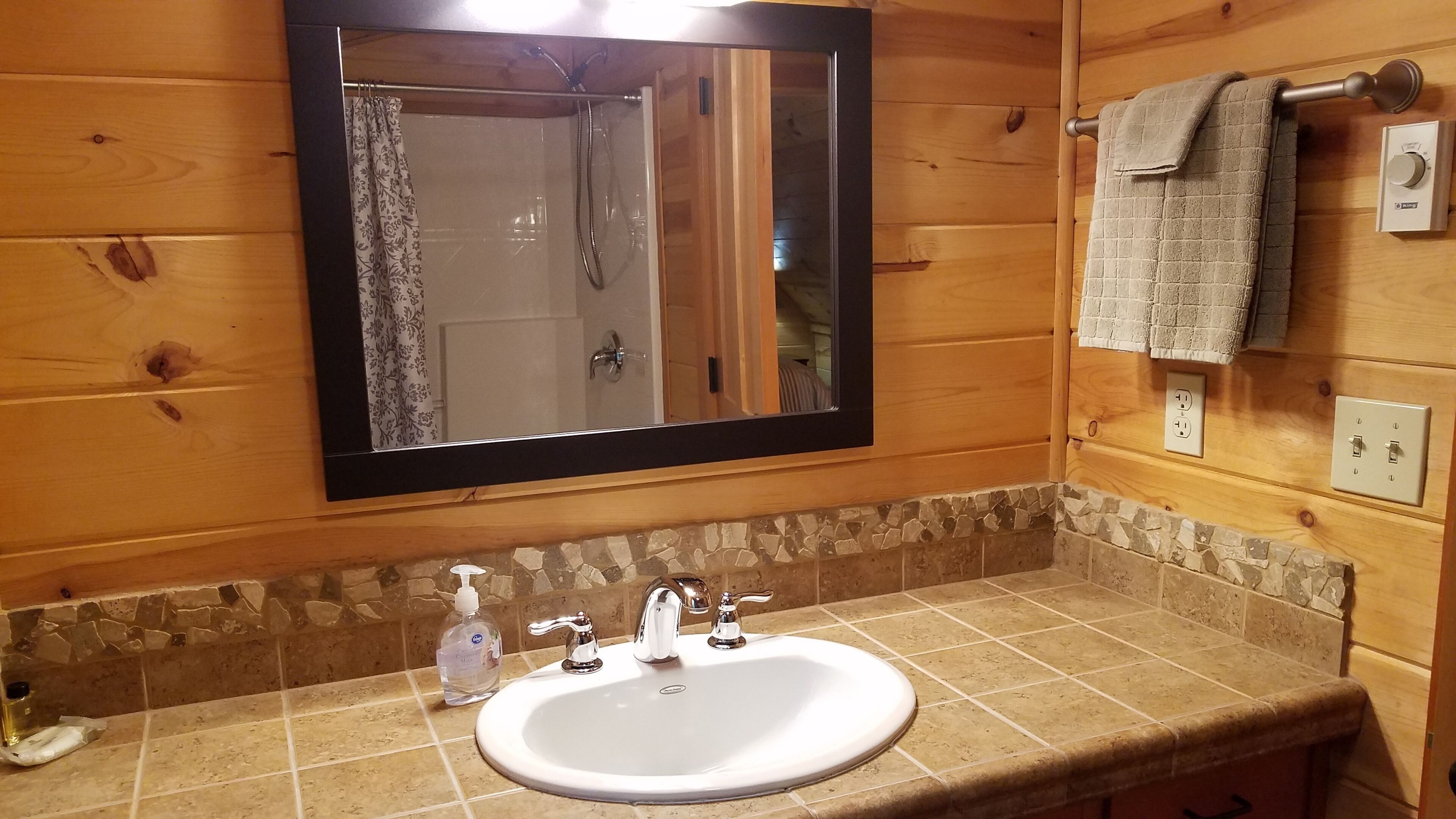 McKenzie Riverfront Cabin big screened-in porch, 1/2mi to Mckenzie River Trail