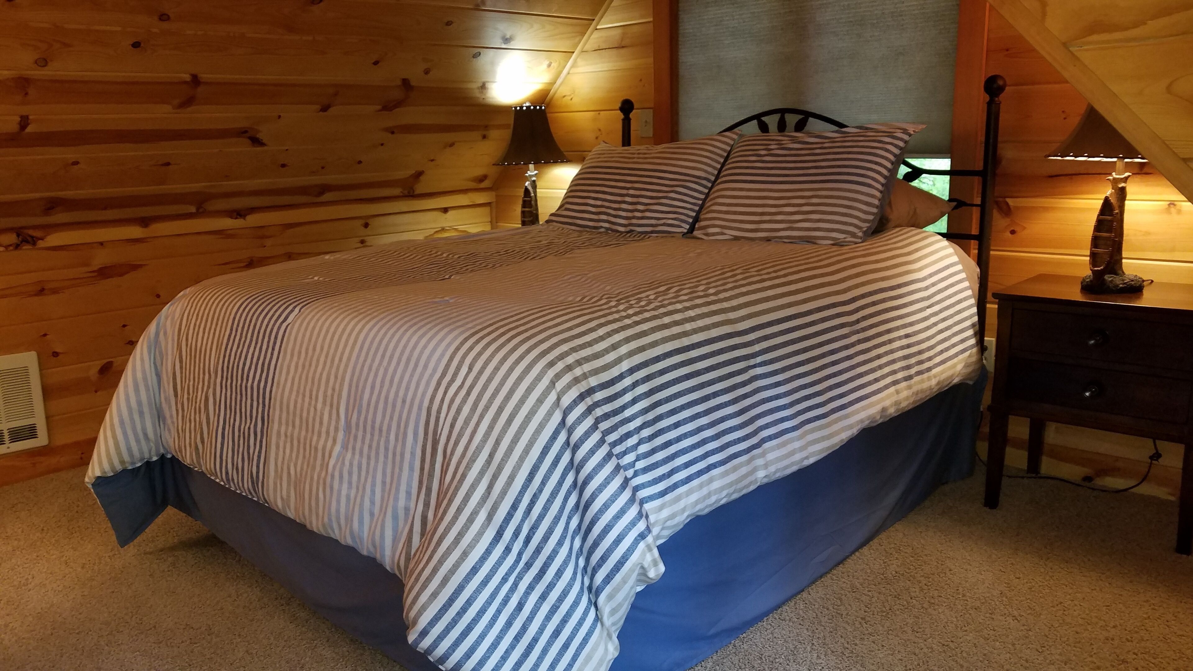 McKenzie Riverfront Cabin big screened-in porch, 1/2mi to Mckenzie River Trail