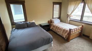5 habitaciones, escritorio y tabla de planchar con plancha