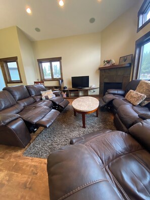 TV, fireplace, DVD player - Luxury Walk Out House in Radium Hot Springs 5 Bedrooms (Radium Hot Springs)