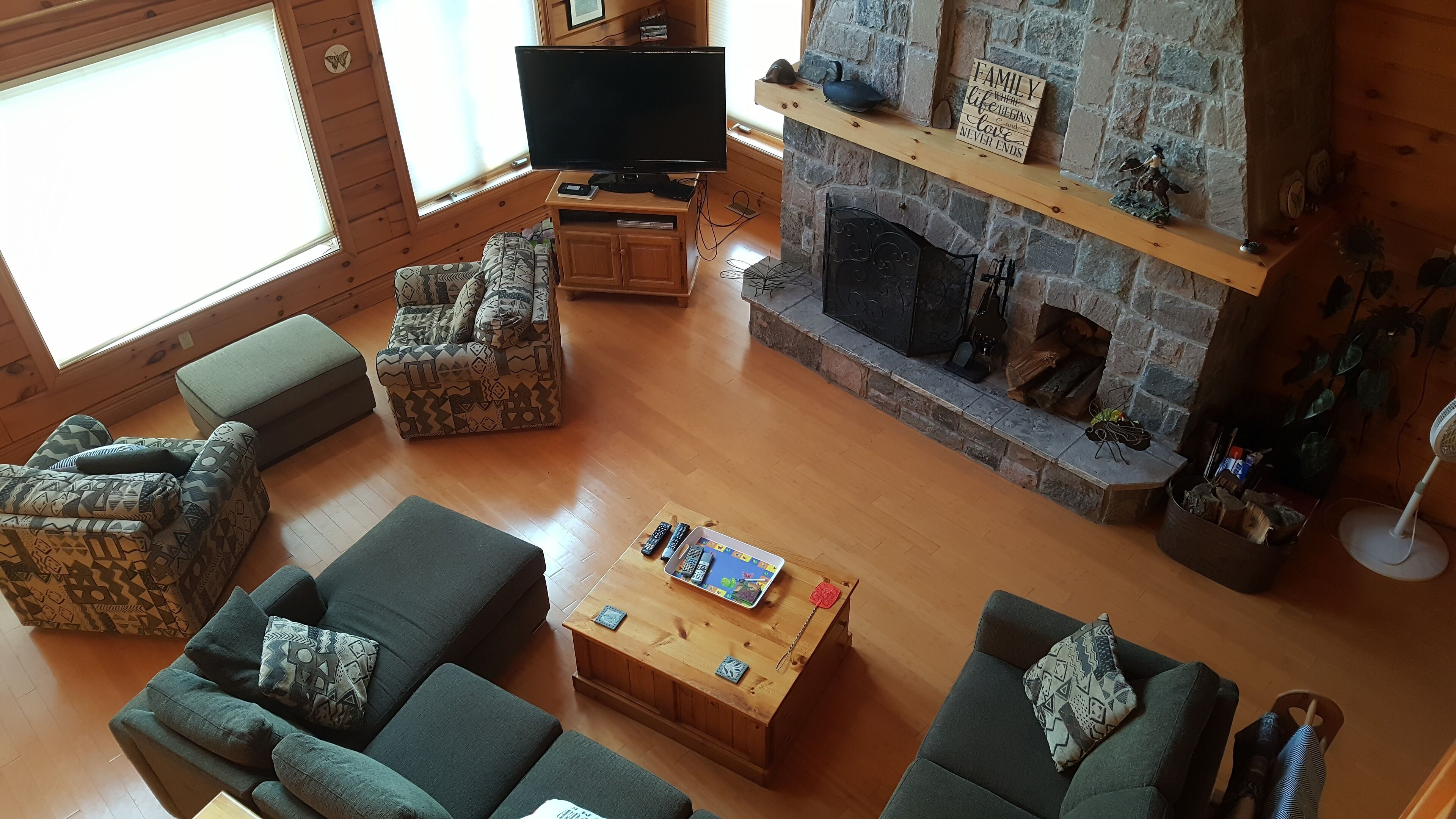 Kawartha Lakes Log Home Coboconk - perfect family spot, lawn, beach, and deck