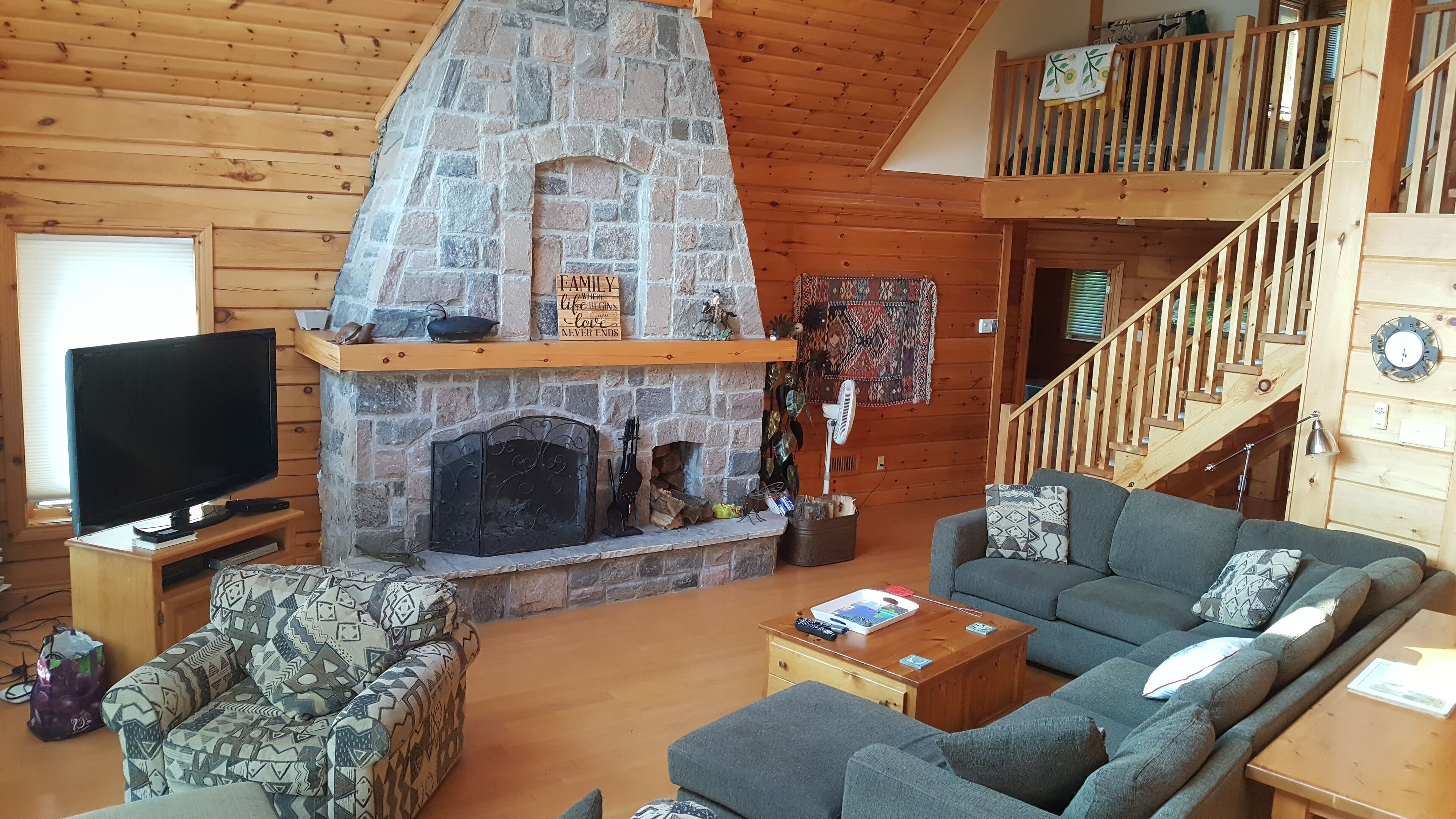 Kawartha Lakes Log Home Coboconk - perfect family spot, lawn, beach, and deck