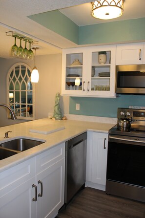 Réfrigérateur, four à micro-ondes, un four, surface de cuisson