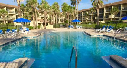 2 makuuhuoneen merinäköala Condo, kävelymatka ravintoloihin / baareihin, 2 uima-allasta tiloissa