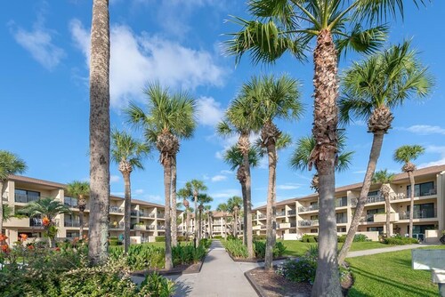 2 Bedroom Ocean View Condo, walk to restaurants/bars, 2 pools on premises