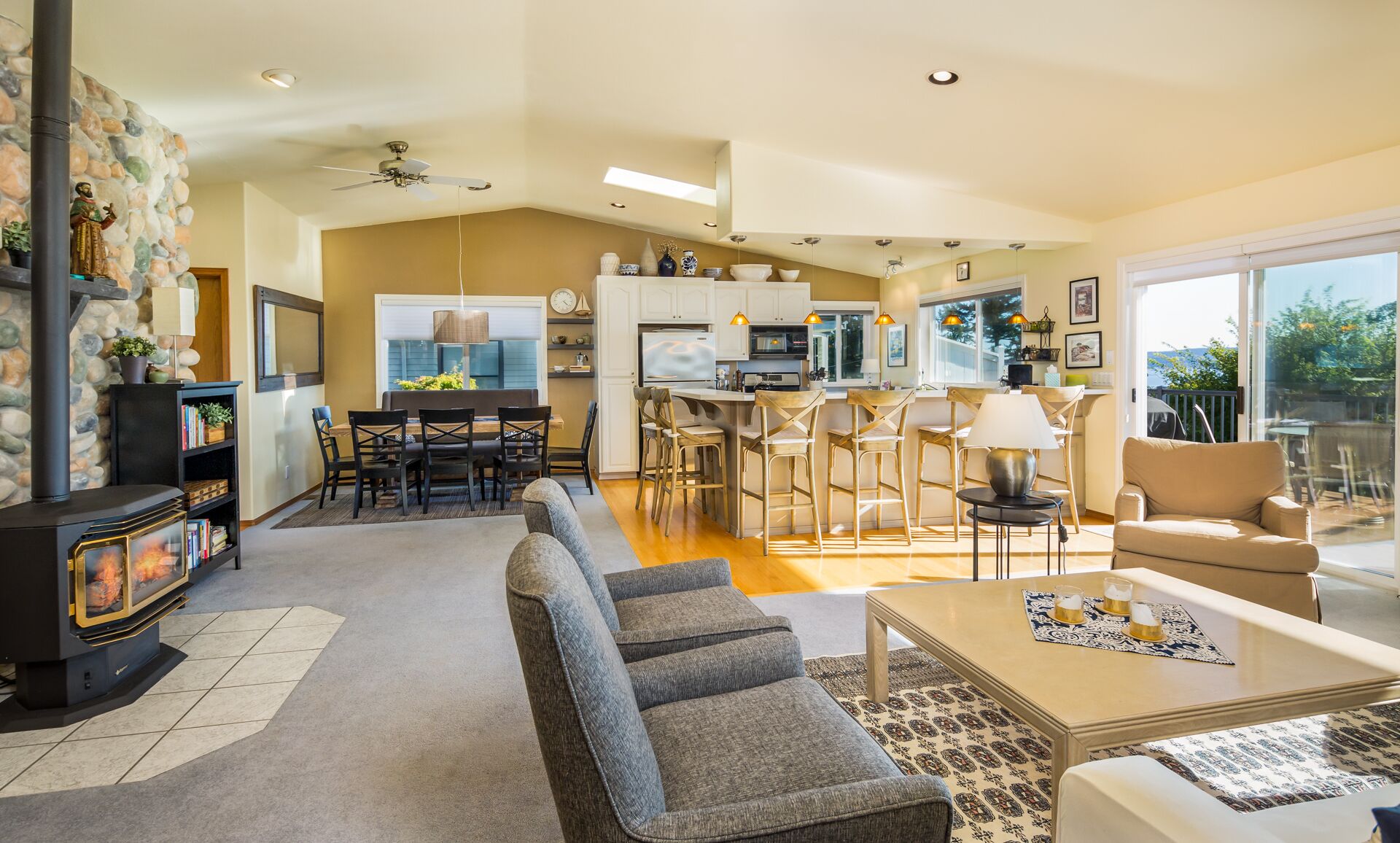 Amazing views, plenty of room to relax with AC and games for both inside & out