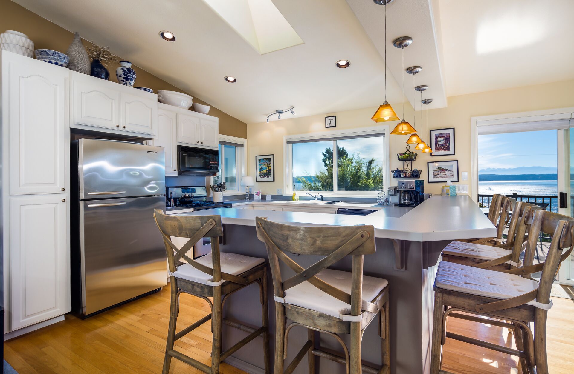 Amazing views, plenty of room to relax with AC and games for both inside & out