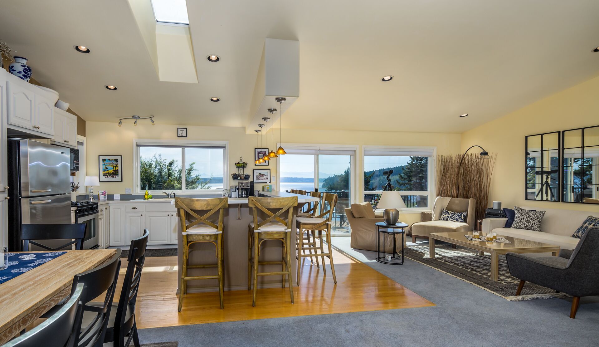 Amazing views, plenty of room to relax with AC and games for both inside & out