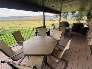Outdoor dining - Remote ranch house on 93 acres in the peaceful Indianola Valley! Sleeps 30 (Fairview)