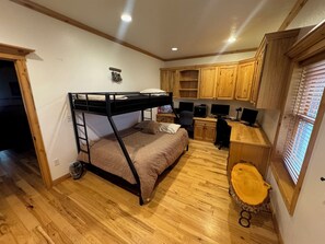 6 bedrooms, iron/ironing board, WiFi, bed sheets - Remote ranch house on 93 acres in the peaceful Indianola Valley! Sleeps 30 (Fairview)