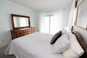 4 bedrooms, desk, iron/ironing board, free WiFi