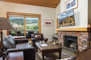 Una televisión, una chimenea, una mesa de tenis de mesa