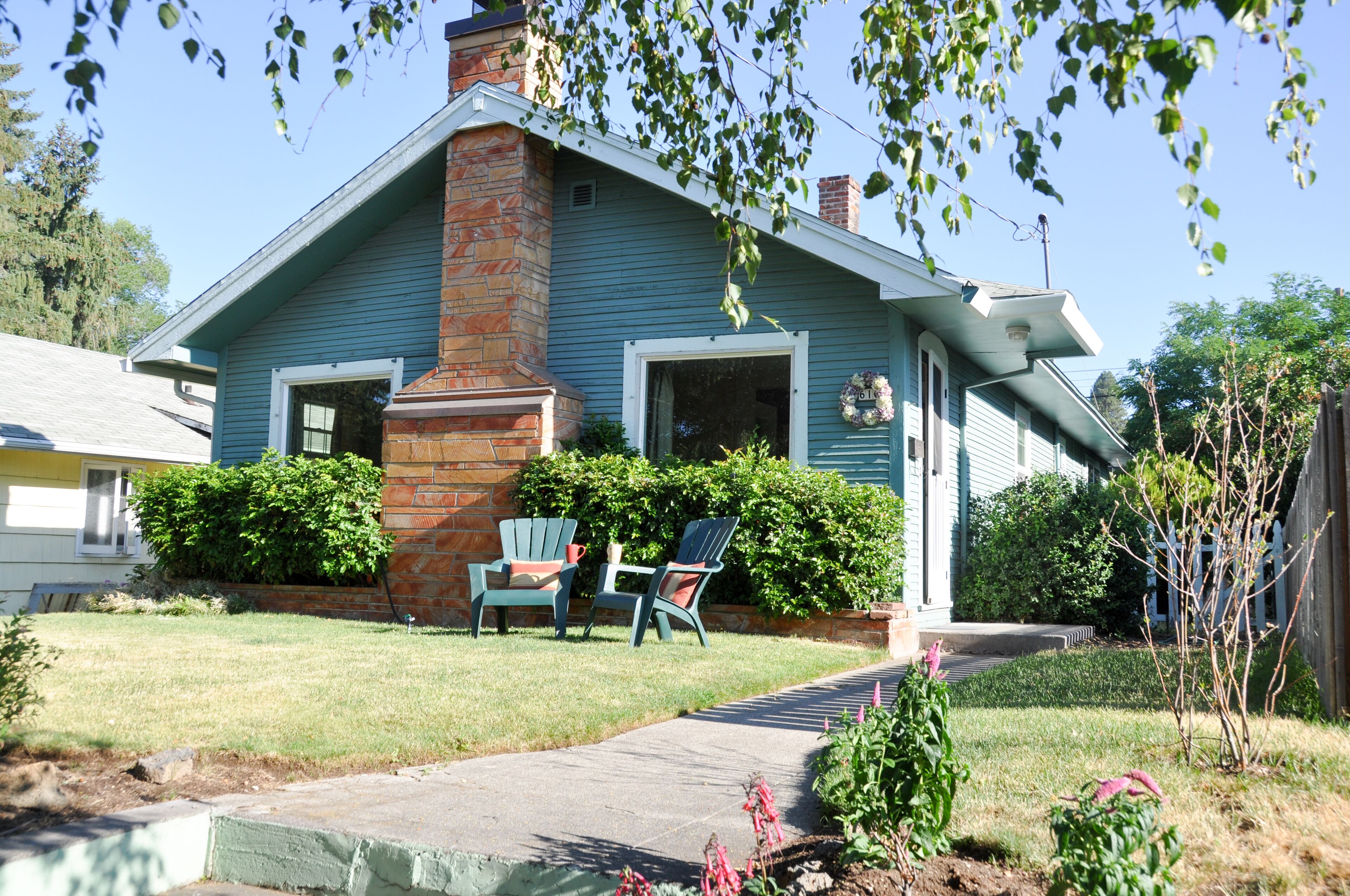The Bend Bungalow awaits! Set up high off street level is your quiet retreat.