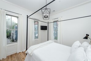 4 bedrooms, desk, iron/ironing board, free WiFi