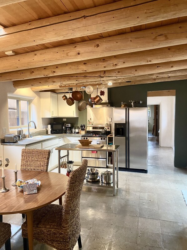 ثلاجة، ميكروويف، فرن، موقد طهي مسطح