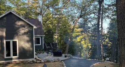 Kaunis mökki yksityisellä järvellä lähellä Manisteeä