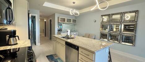 冷蔵庫、電子レンジ、オーブン、コンロ