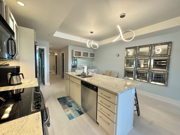 ثلاجة، ميكروويف، فرن، موقد طهي مسطح