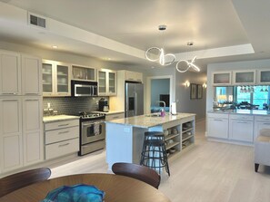 ثلاجة، ميكروويف، فرن، موقد طهي مسطح