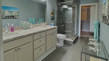 Combined shower/tub, hair dryer, towels