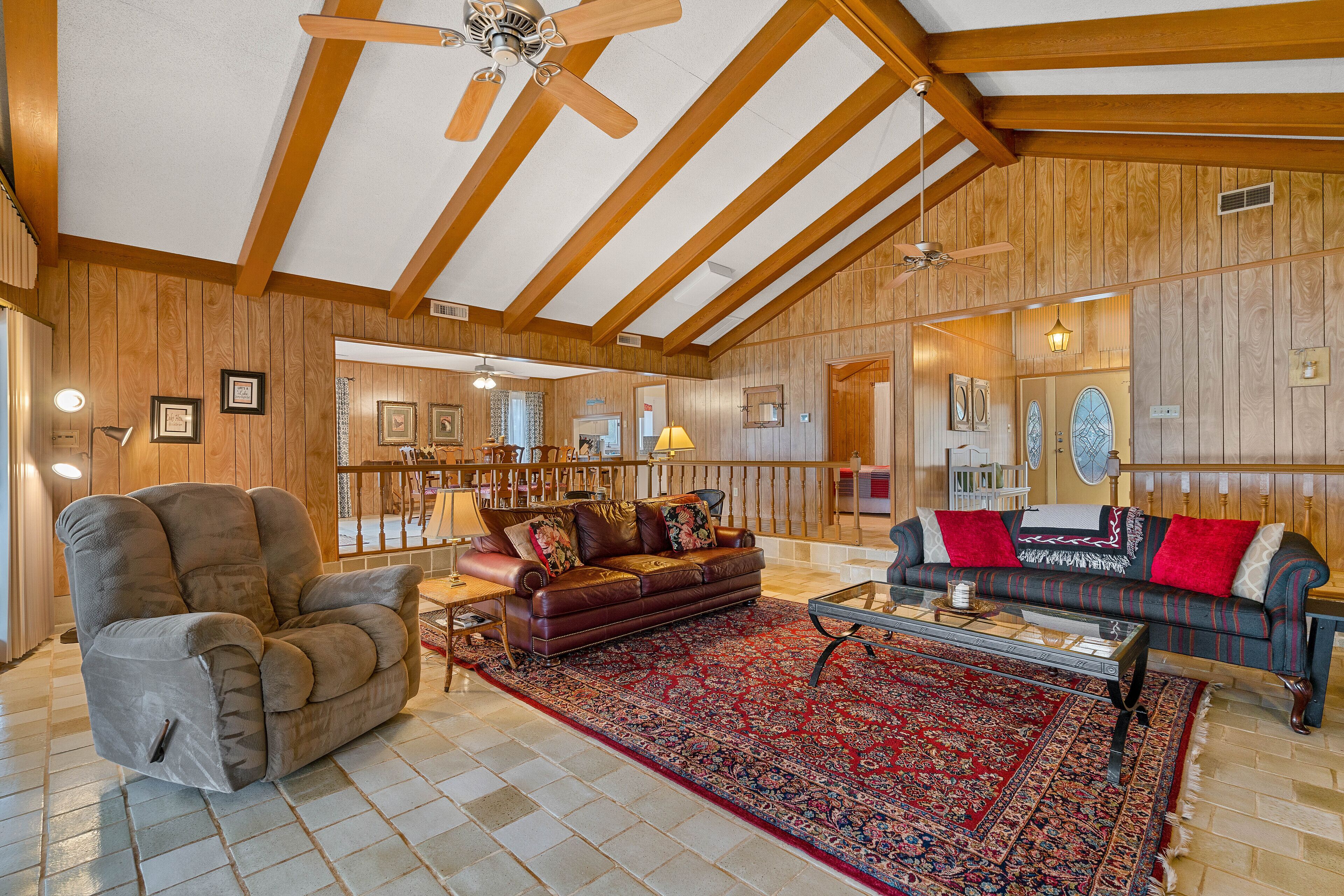 Cozy Lake House! Large Yard! Sleeps 8! Boating options available on site!