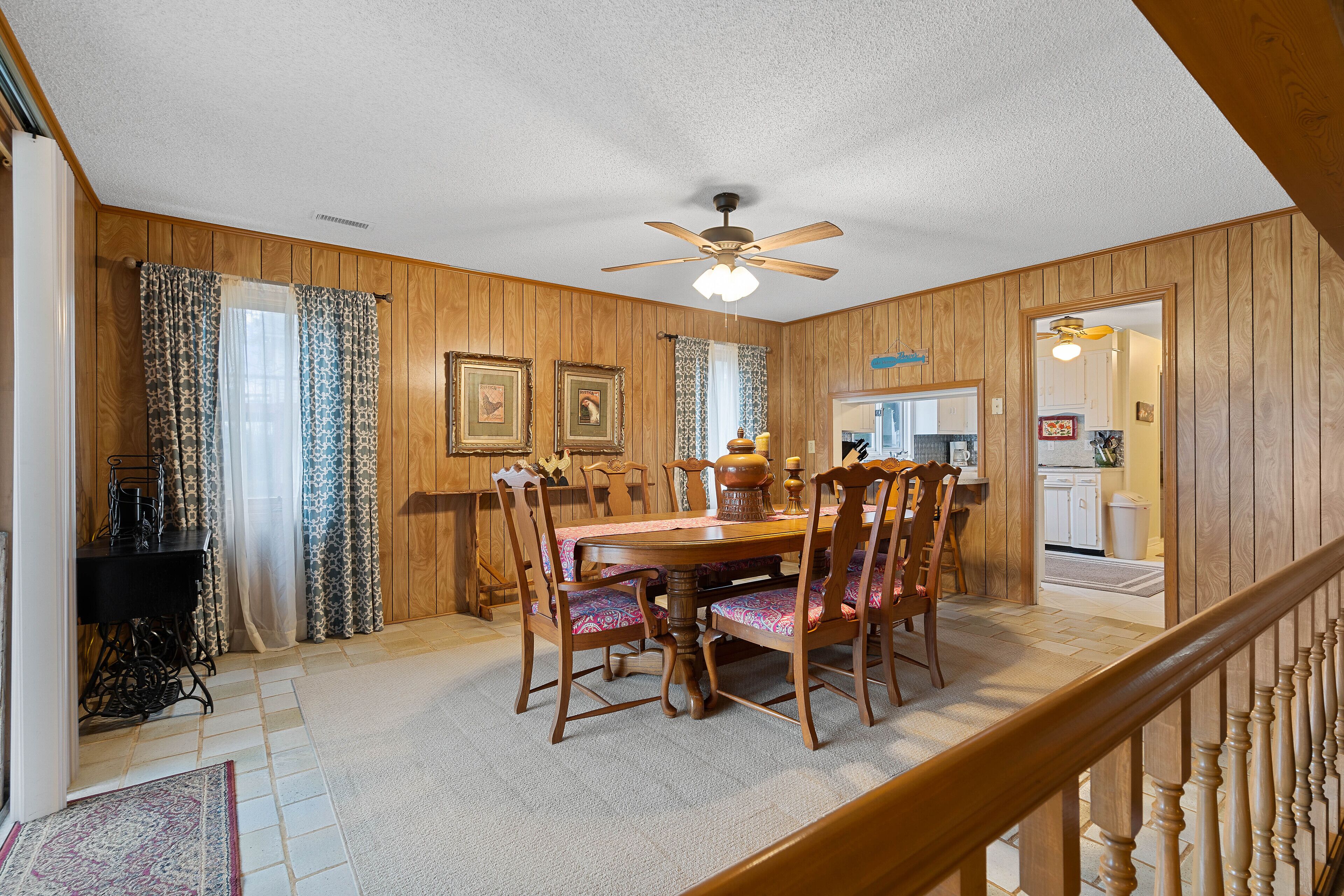 Cozy Lake House! Large Yard! Sleeps 8! Boating options available on site!