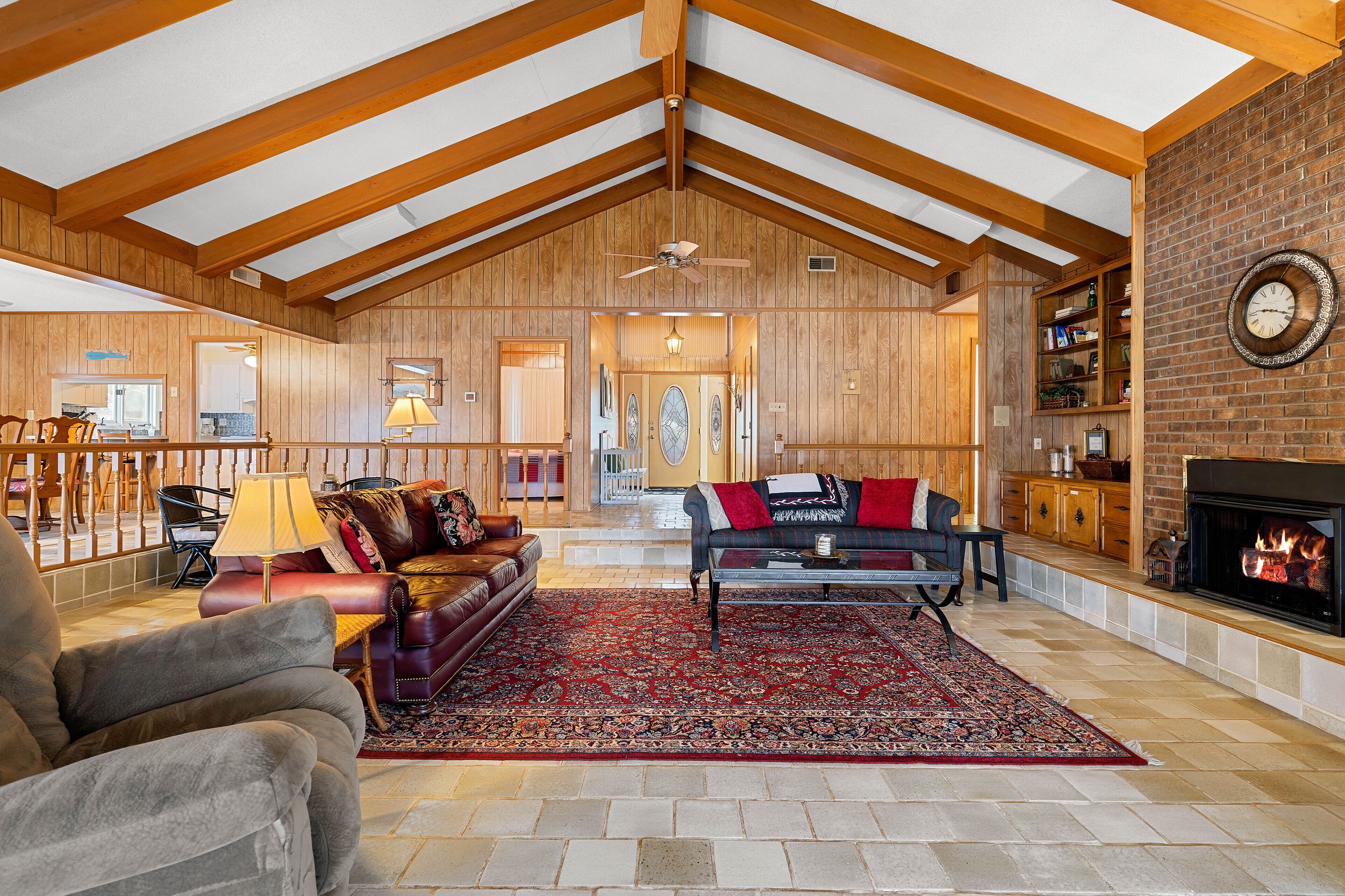 Cozy Lake House! Large Yard! Sleeps 8! Boating options available on site!