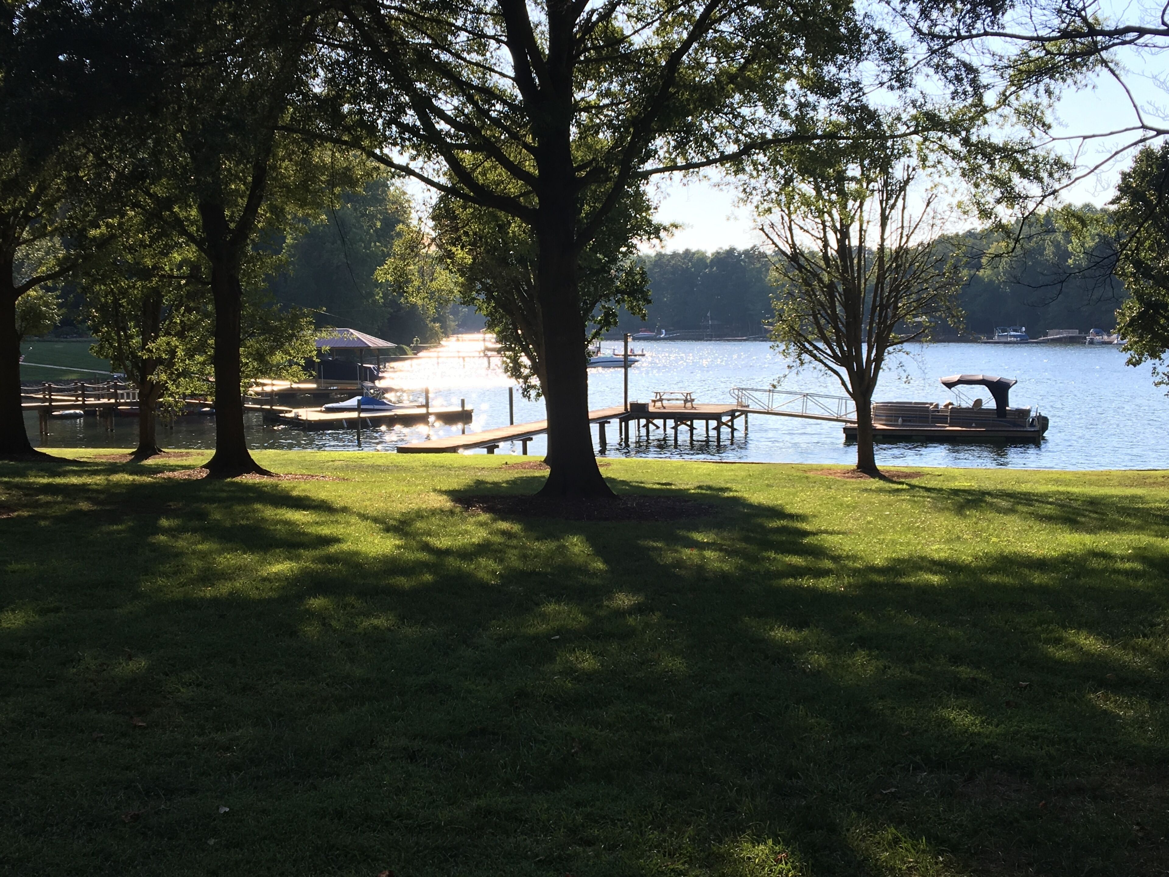 Cozy Lake House! Large Yard! Sleeps 8! Boating options available on site!