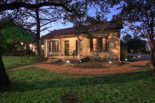 1880's Charmer w/ 5 Suites, 1.5blks to Main, firepit, large patio