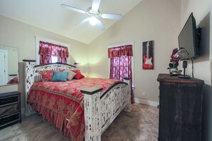 5 bedrooms, iron/ironing board, free WiFi, bed sheets - 1880's Charmer w/ 5 Suites, 1.5blks to Main, firepit, large patio (Fredericksburg)