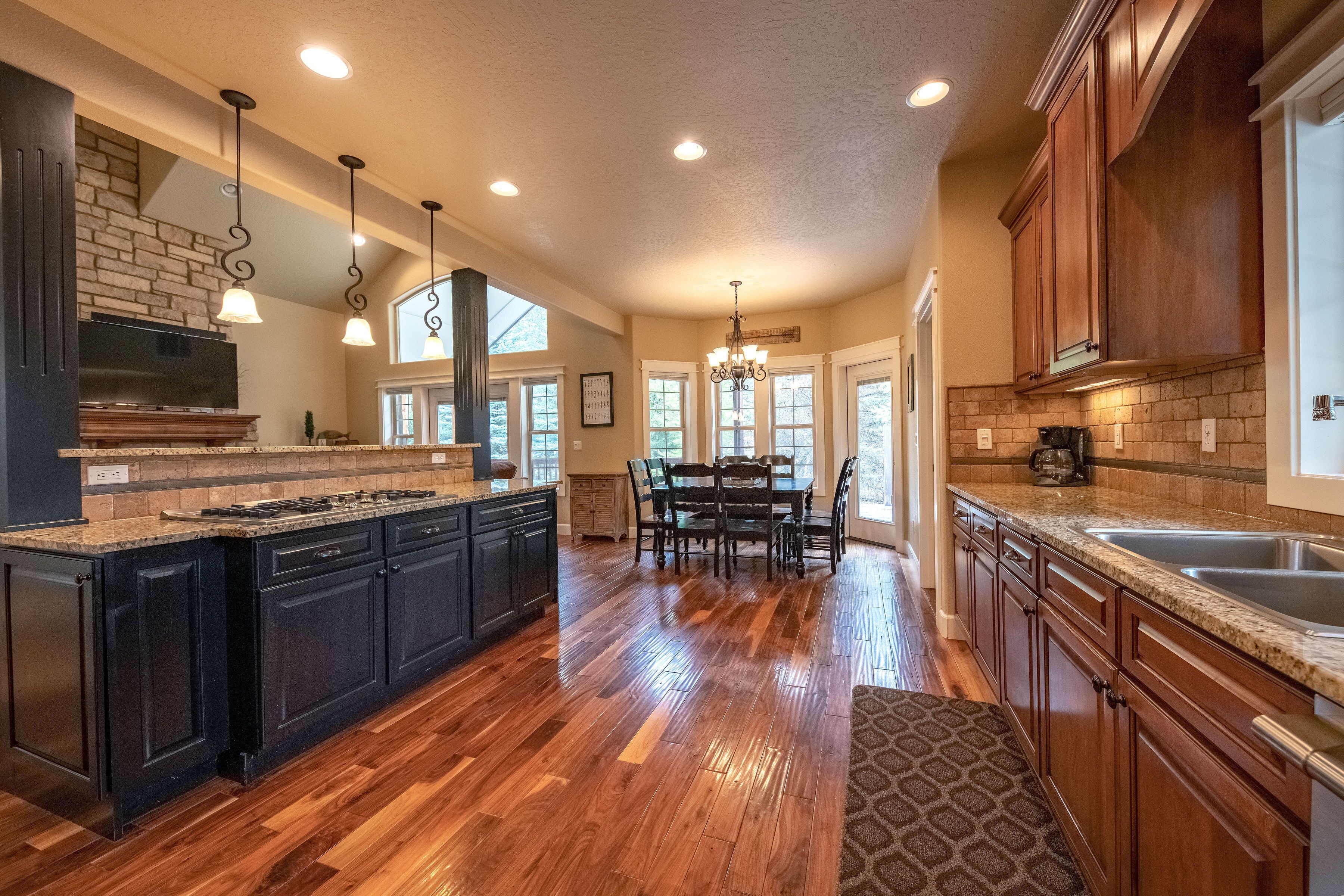 Mountain Retreat With Private Dock Close To Tamarack! Family Reunions Welcome!