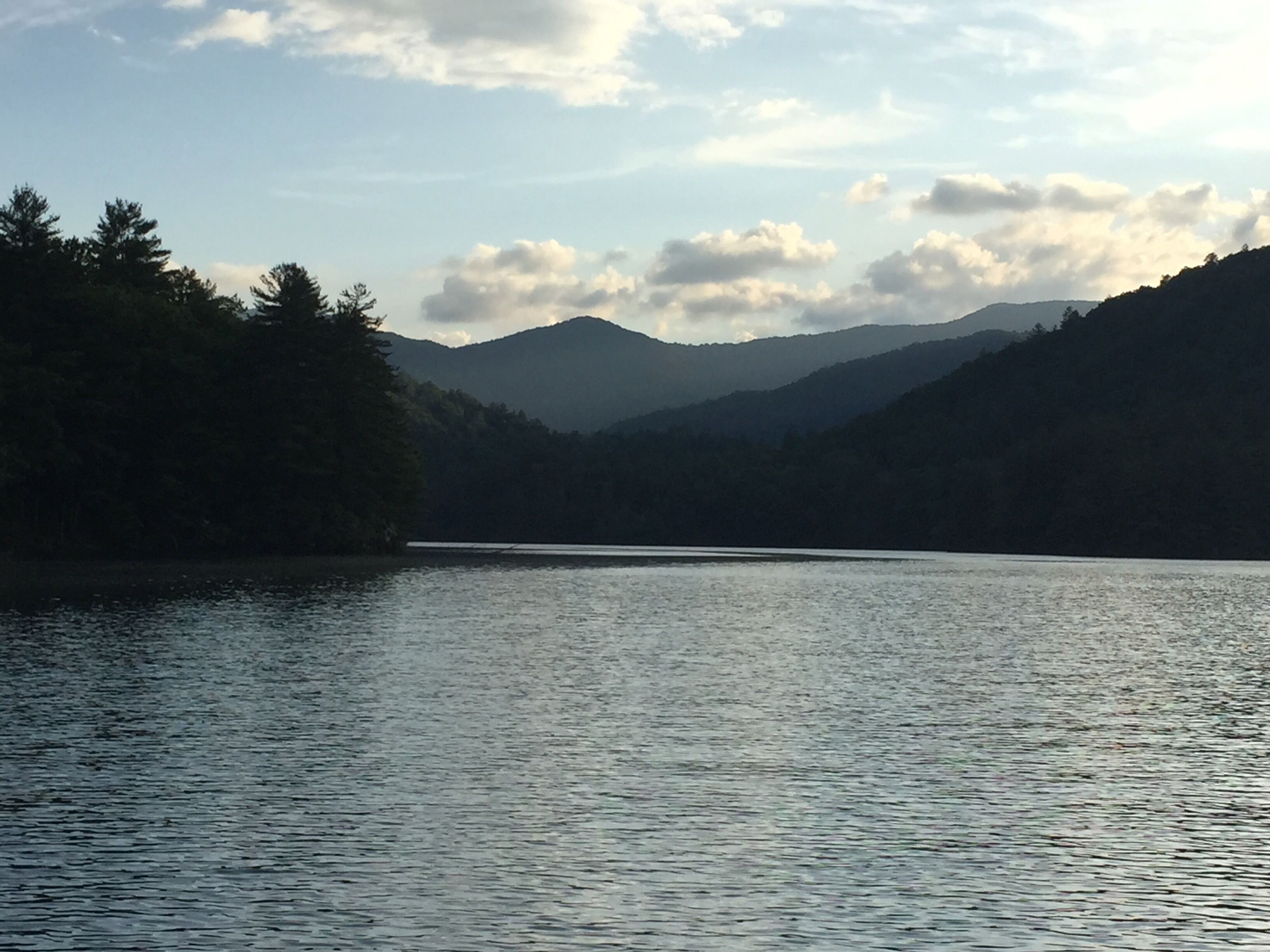Serene Lakeside cottage with Views, Kayaks, canoe and Paddleboard, Lake