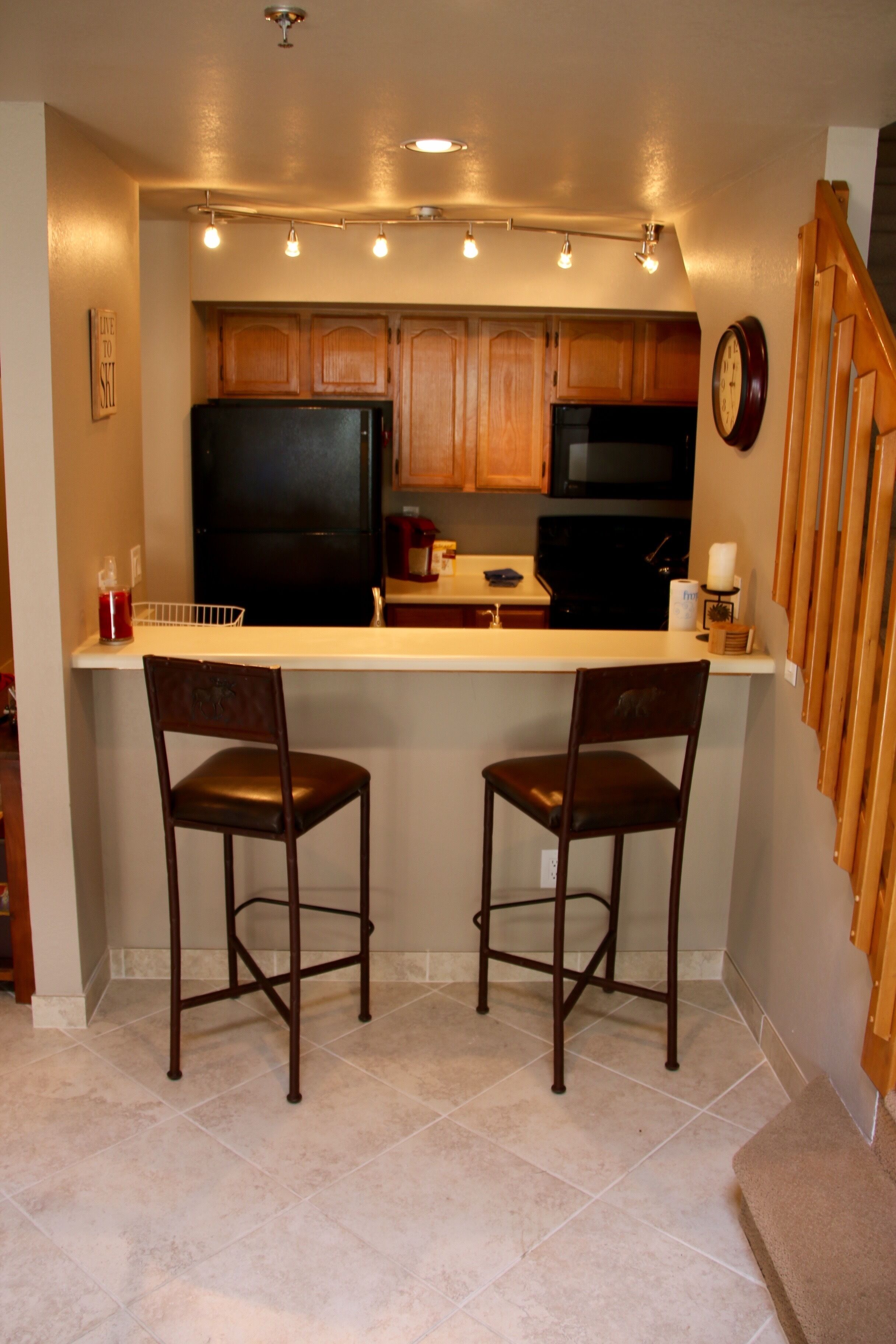Coffee/tea maker, fridge, microwave, oven