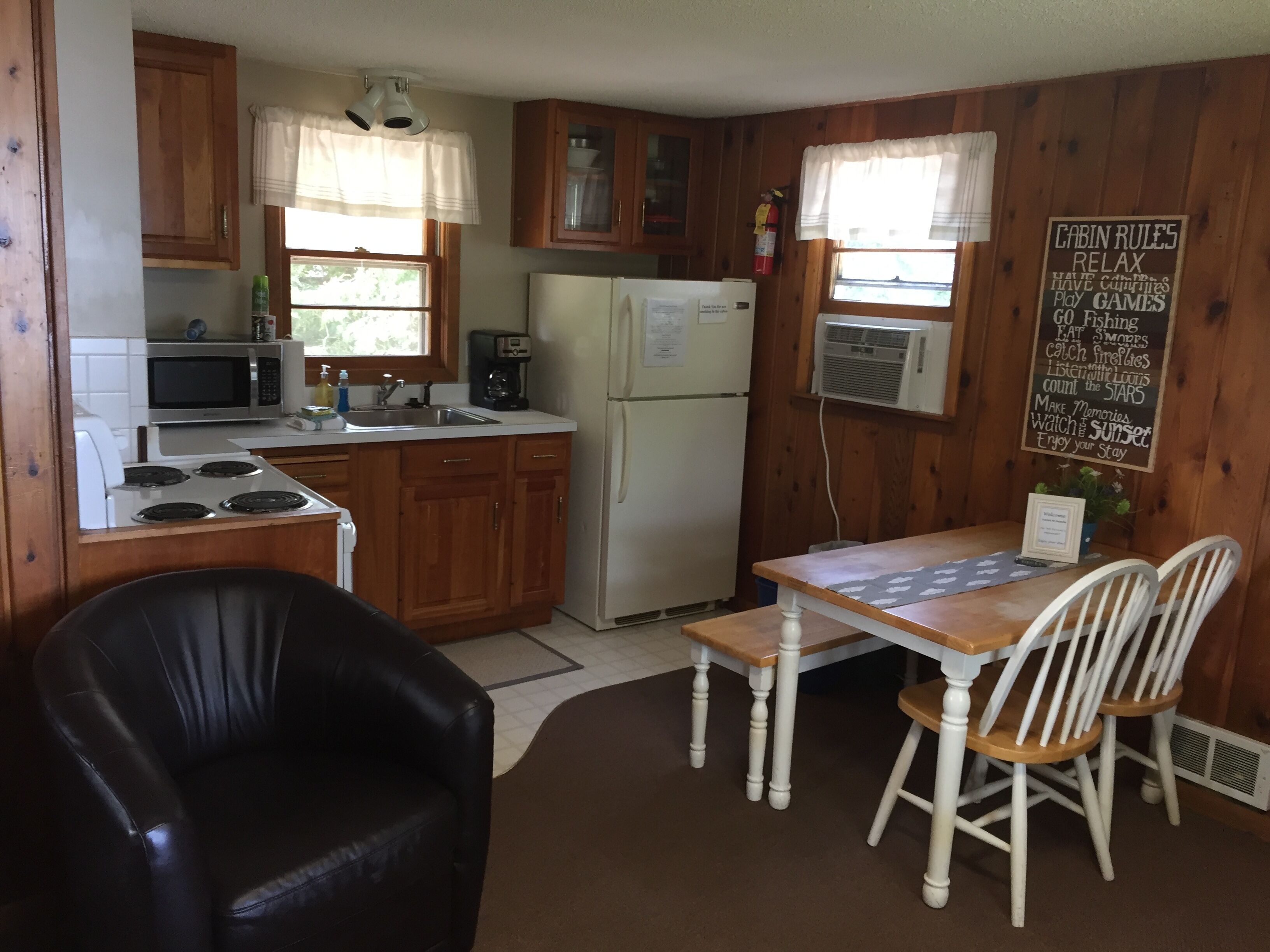 Beautiful and Clean 2 Bedroom Cottage on Clearwater Lake 