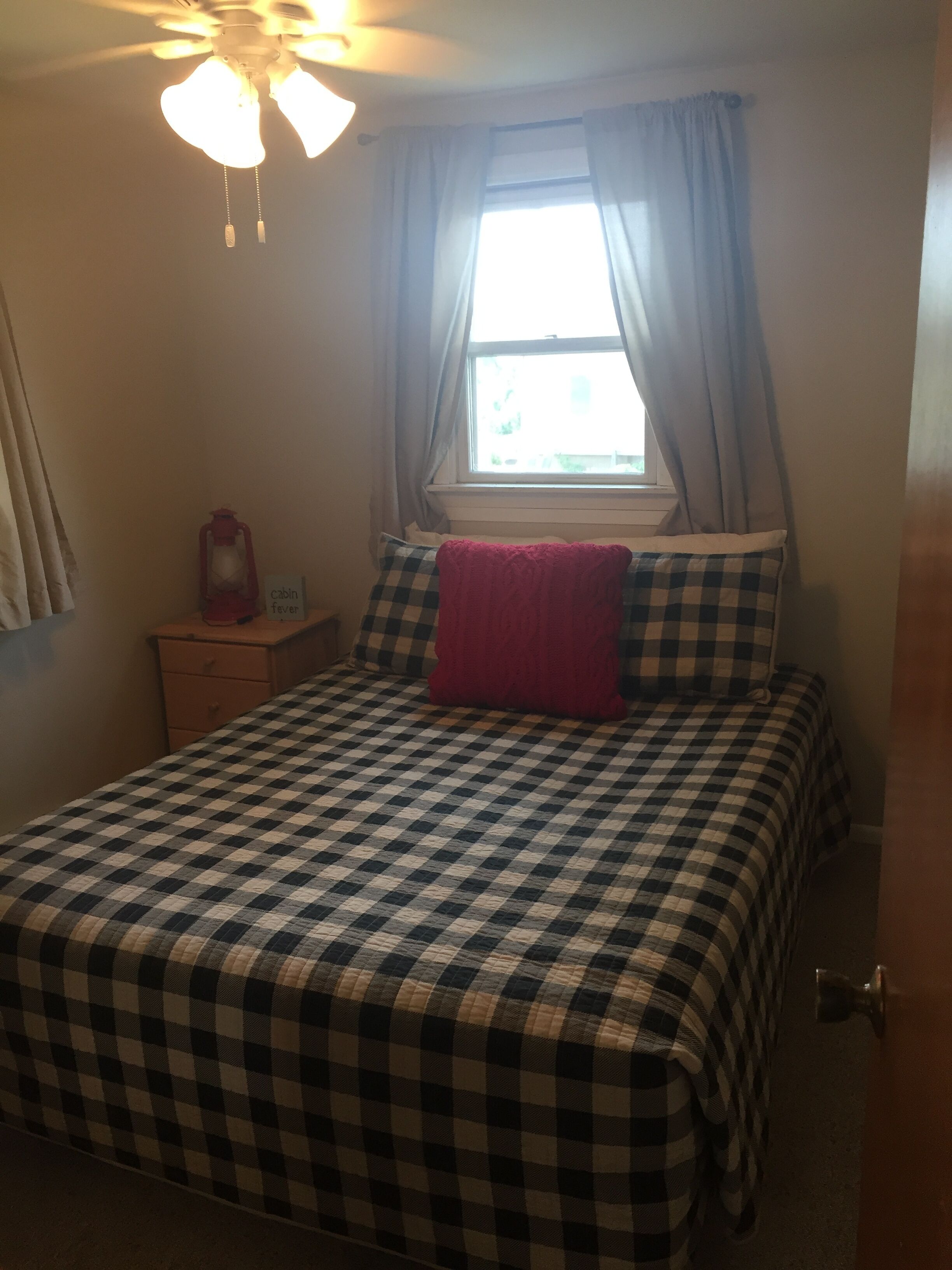 Beautiful and Clean 2 Bedroom Cottage on Clearwater Lake 