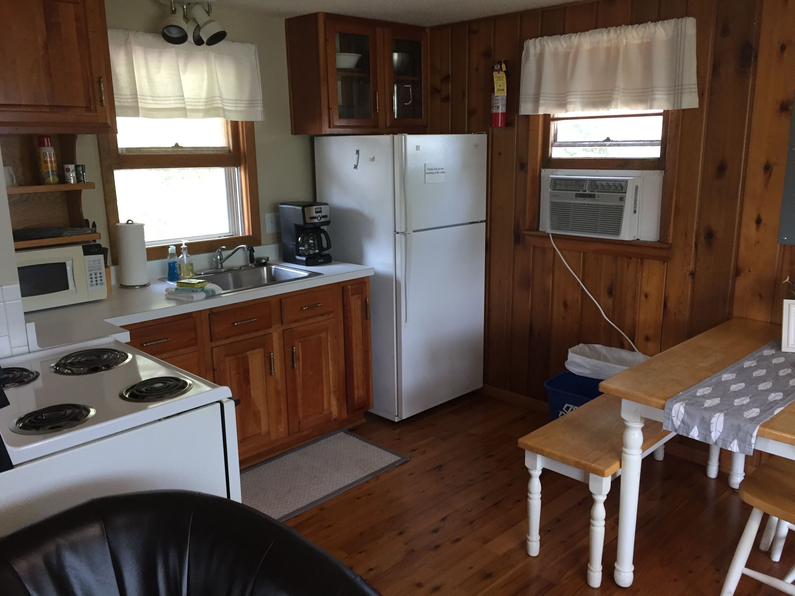 Beautiful and Clean 2 Bedroom Cottage on Clearwater Lake 