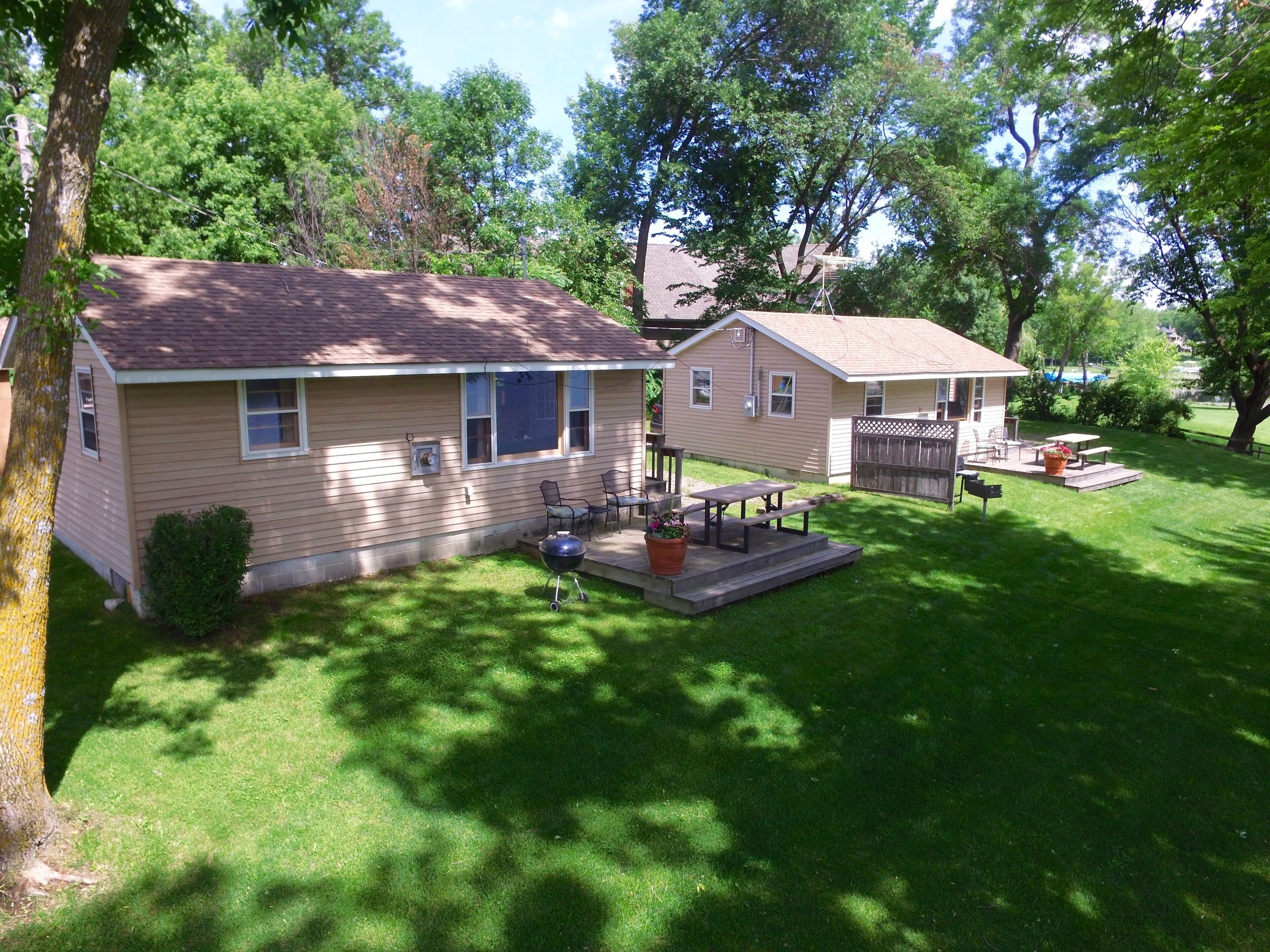 Beautiful and Clean 2 Bedroom Cottage on Clearwater Lake 