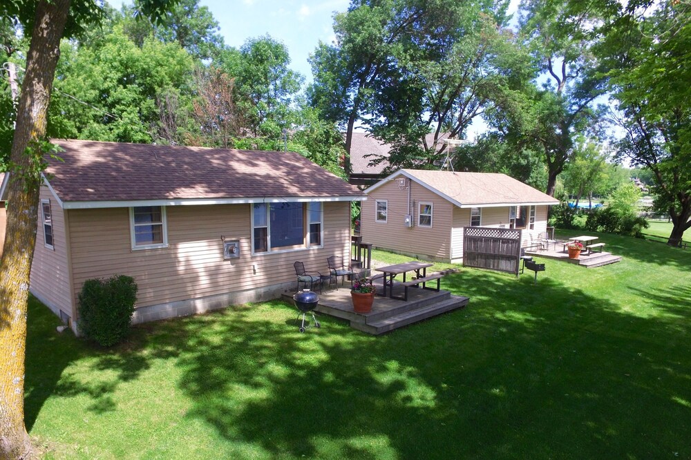 Beautiful and Clean 2 Bedroom Cottage on Clearwater Lake