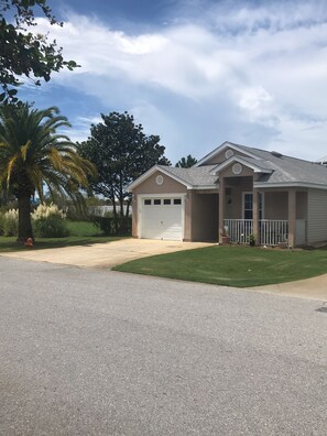 Exterior - 3 Bed, 2 Bath home steps from private community pool and minutes from the beach! (Panama city beach)