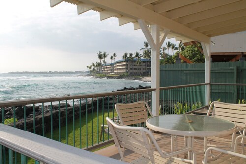 Charming Oceanfront Cottage in Beautiful Historic Kailua-Kona Village