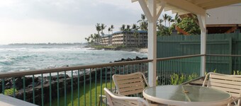 Charming Oceanfront Cottage in Beautiful Historic Kailua-Kona Village