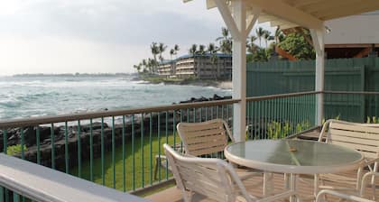 Charming Oceanfront Cottage in Beautiful Historic Kailua-Kona Village