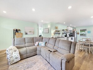 Smart-TV, Kamin, DVD-Player, Bücher