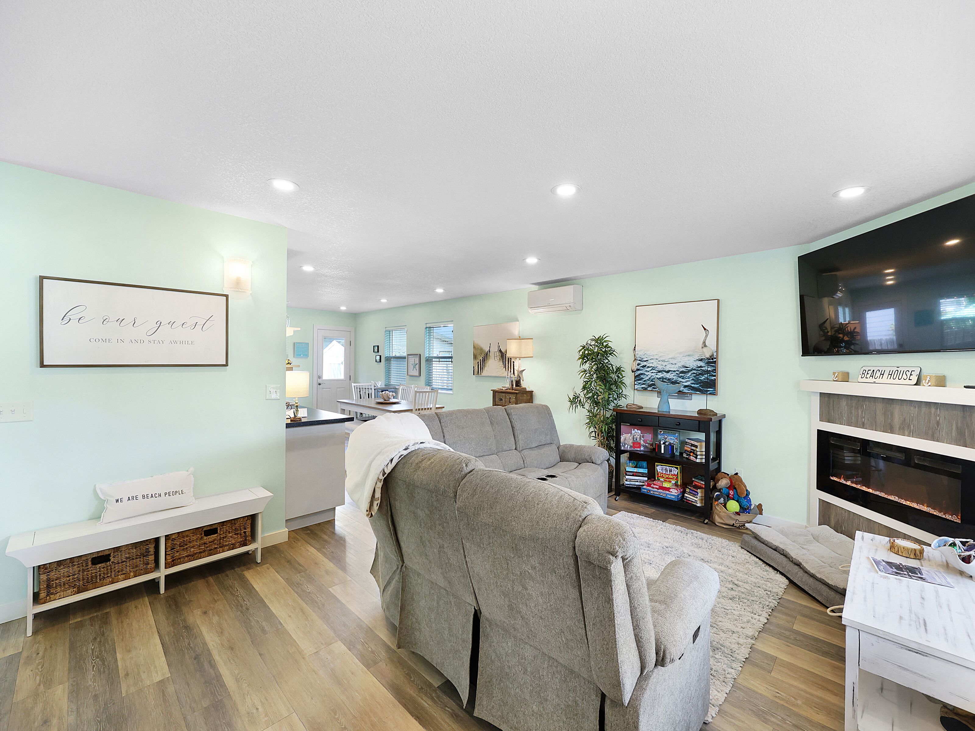 Smart TV, chimenea, reproductor de DVD y libros 