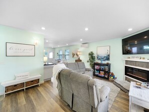 Smart-TV, Kamin, DVD-Player, Bücher