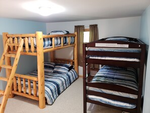 2 bedrooms, bed sheets - 2 bed home secluded on a wooden lot, 5 minutes from Mackinaw City! Sleeps 7-10! (Cheboygan)