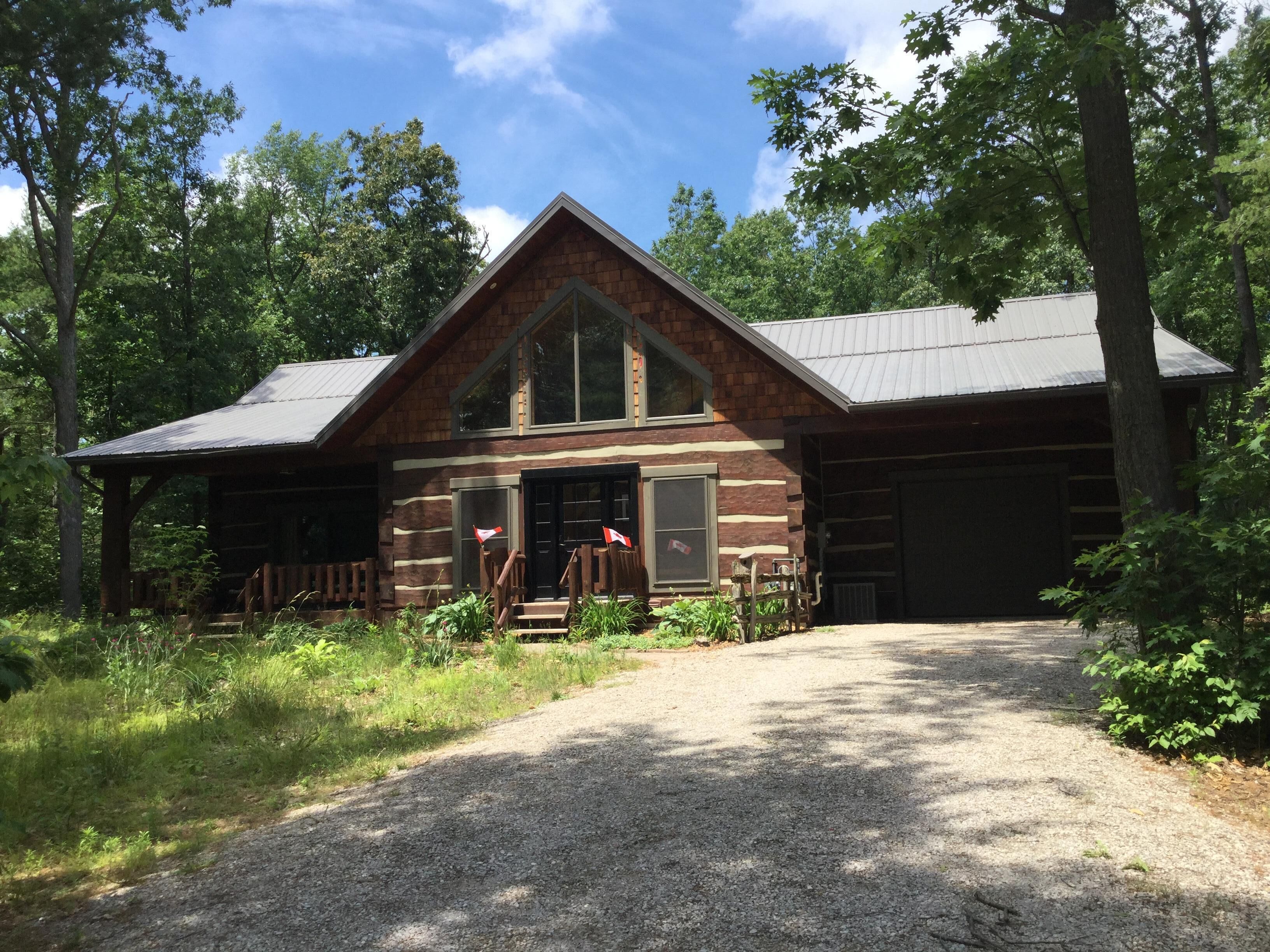 Gorgeous Log Home Across From The Pinery