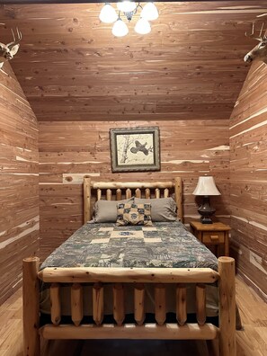 6 bedrooms, desk, iron/ironing board, free WiFi - Lofty Lodge on the Bourbon Trail  (Springfield)