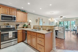 Jääkaappi, mikroaaltouuni, uuni, liesi